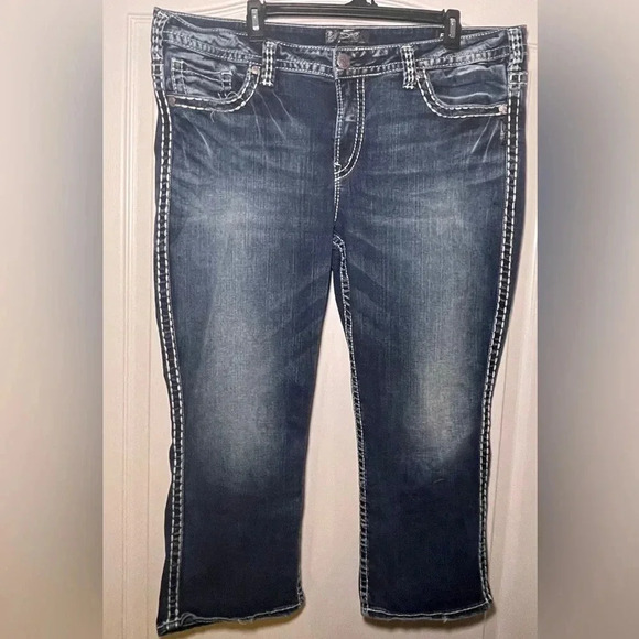 Silver Suki Mid Capri 22/L22.5 Embroidered Pockets Dark Wash Womens Plus - Picture 1 of 9